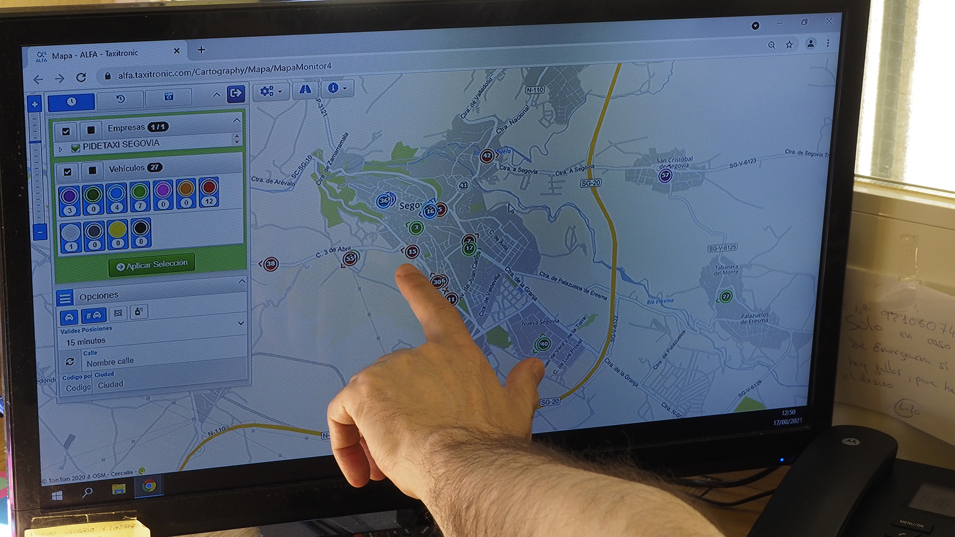 Un empleado de la central de Radiotaxi señala en un mapa de la ciudad servicios de taxi localizados por GPS. / Kamarero