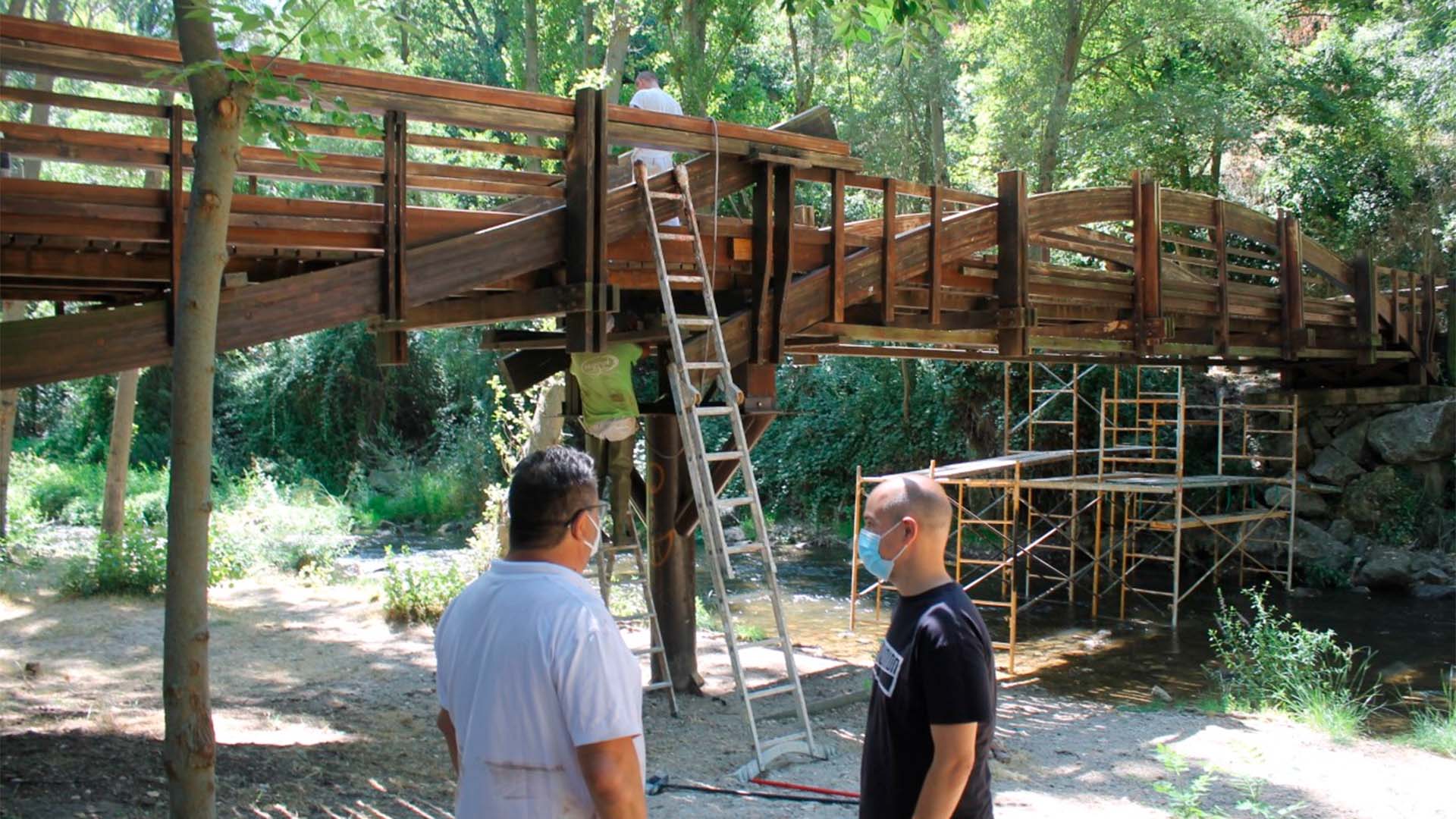 El concejal de Medio Ambiente, Ángel Galindo (izqd.), ha comprobado el resultado de la intervención. / E. A.