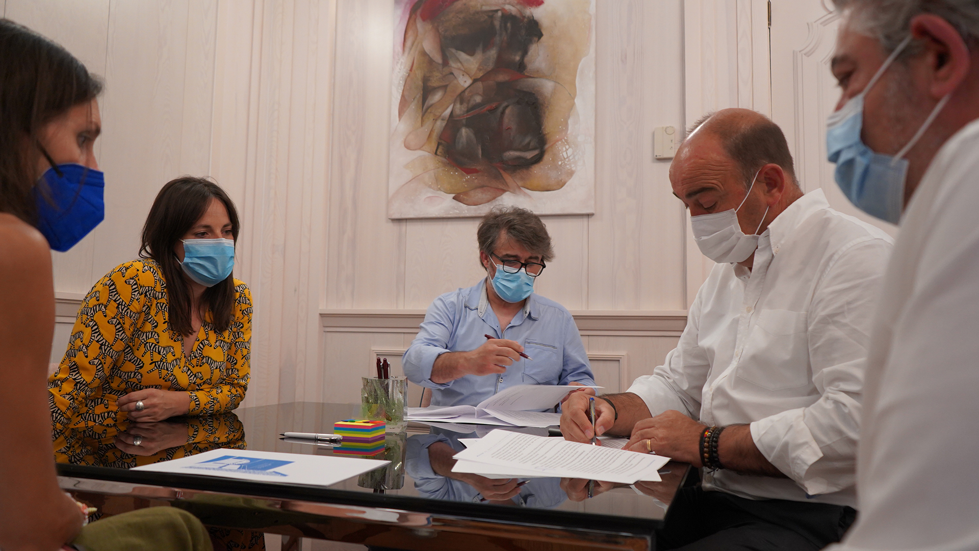 El presidente de la Diputación y la directora del Esteban Vicente han firmado un acuerdo con los artistas. / EL ADELANTADO