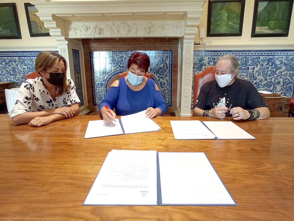 La alcaldesa de Segovia, junto a la concejala de Servicios Sociales e Igualdad y el representante de la asociación. / EL ADELANTADO