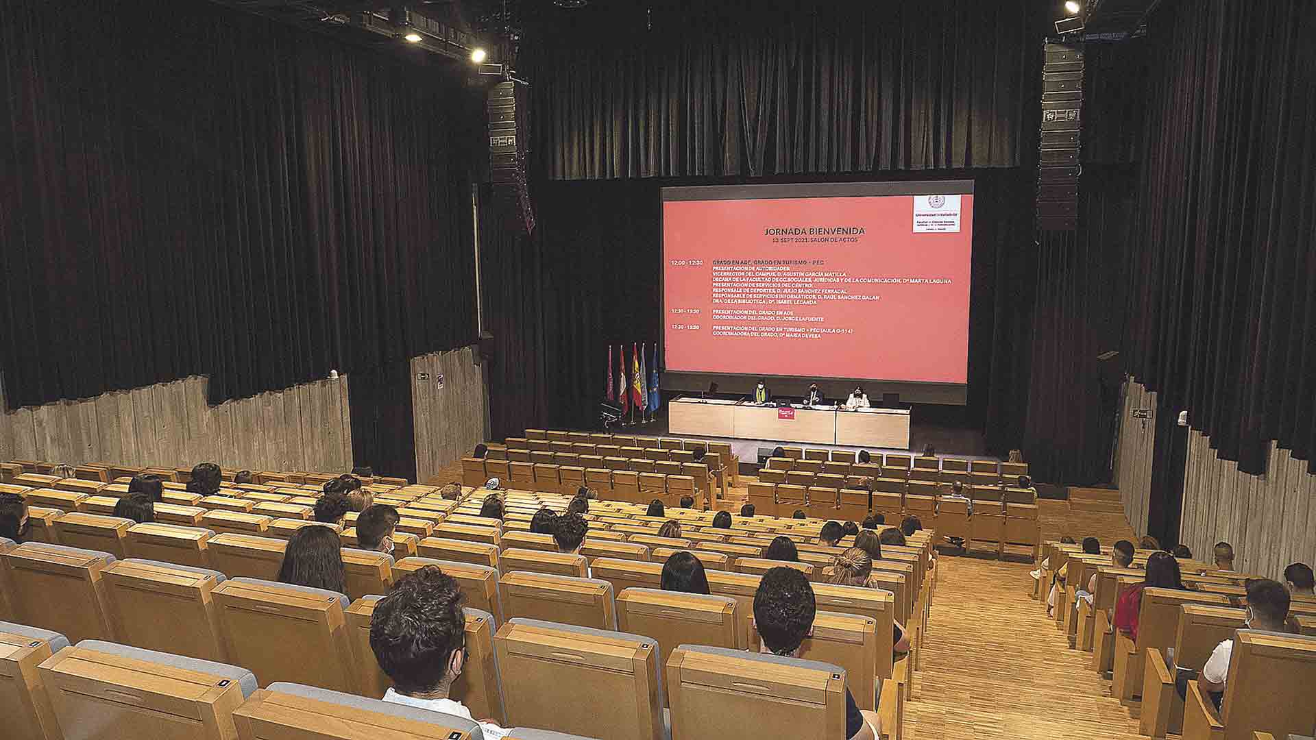 Celebración de una de las sesiones dentro de la jornada de bienvenida. /  José Manuel Álvarez