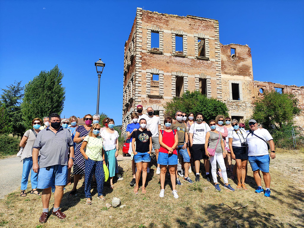 Los cuarenta y ocho participantes de la novena salida disfrutaron de un paseo por el Real Sitio de San Ildefonso. / EL ADELANTADO