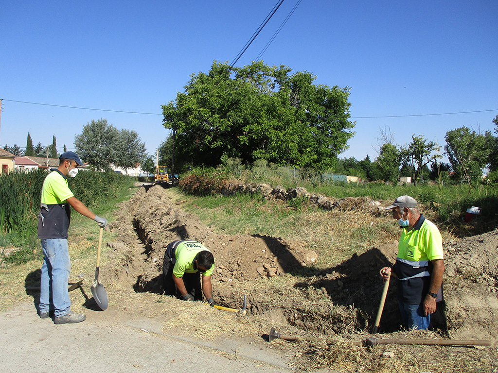 Los operarios levantan el terreno para acometer mejores servicios de agua, luz, red de telecomunicaciones... / EL ADELANTADO