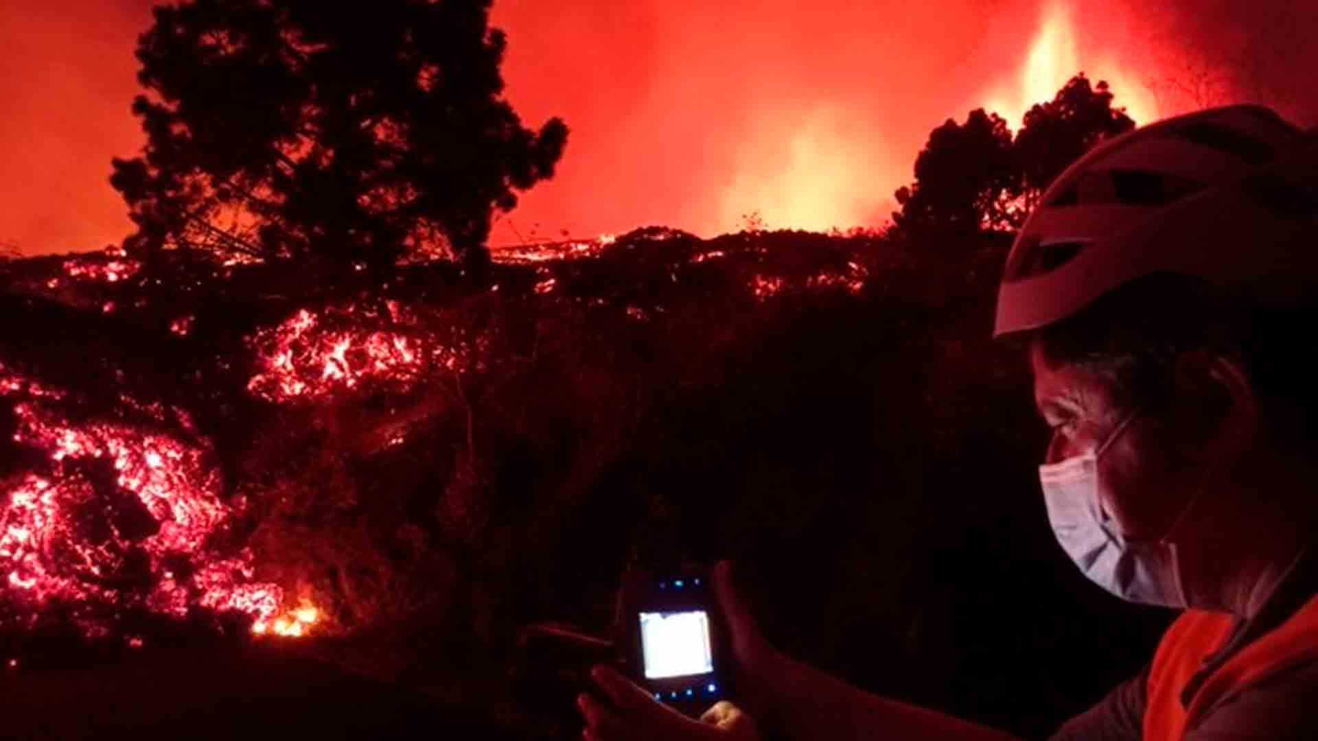 Erupción volcánica que comenzó ayer en los alrededores de Las Manchas, en El Paso, en la tinerfeña isla de La Palma. / Efe