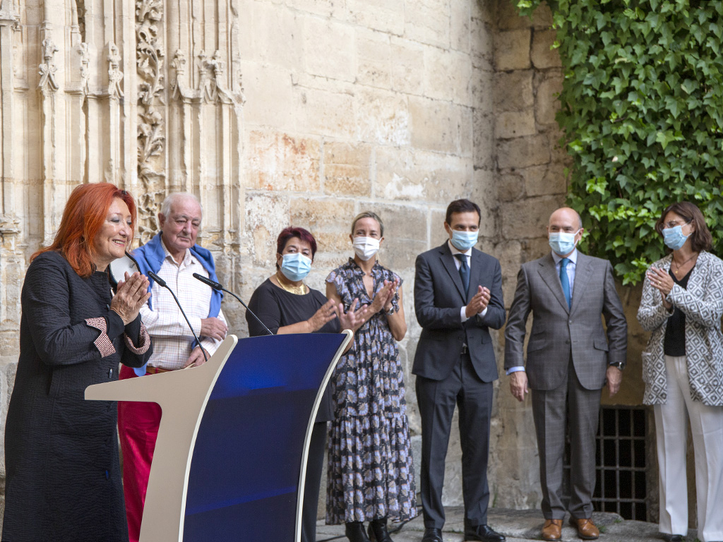 Al acto inaugural asistieron la alcaldesa de Segovia, Clara Luquero, la directora general de Hay Festival España, Sheila Cremaschi, y diversas autoridades. / NEREA LLORENTE
