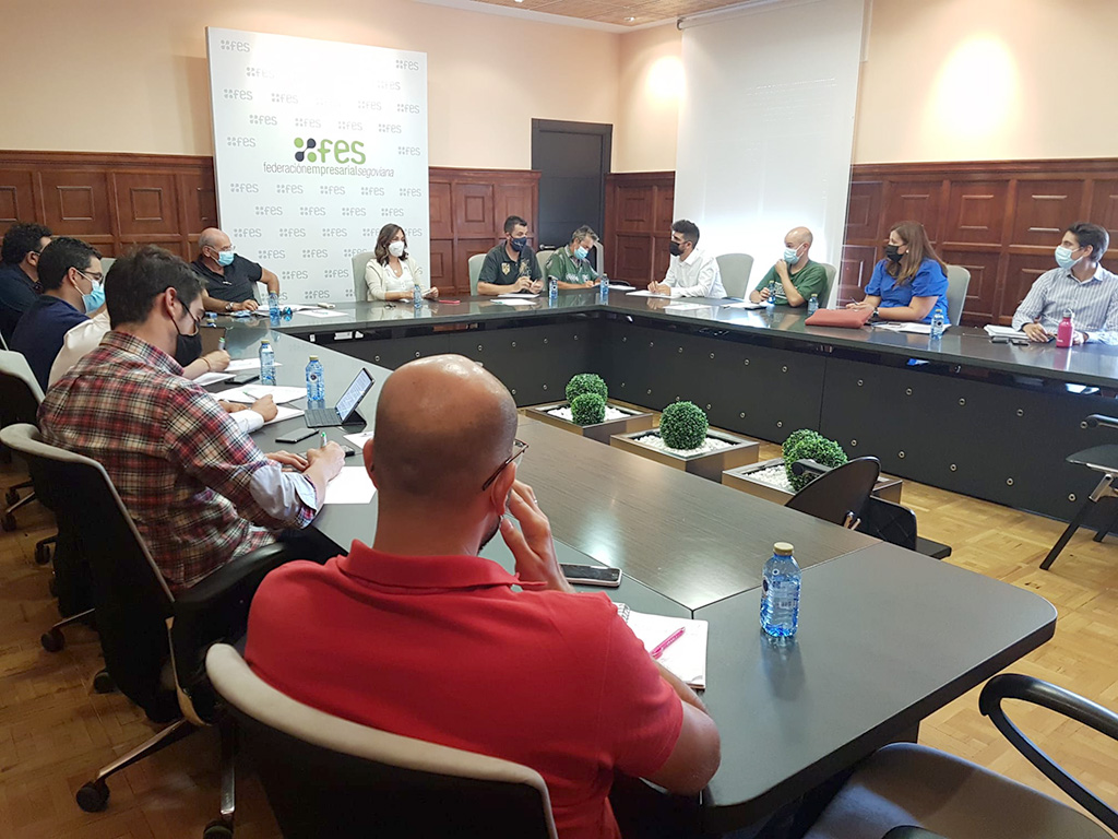 Reunión entre la FES, las asociaciones empresariales de El Cerro y Hontoria y los grupos políticos municipales. / EL ADELANTADO