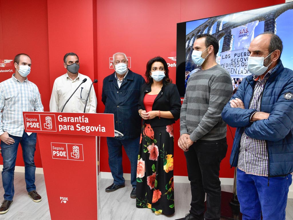 Alicia Palomo y representantes municipales de ZBS Nava de la Asuncion