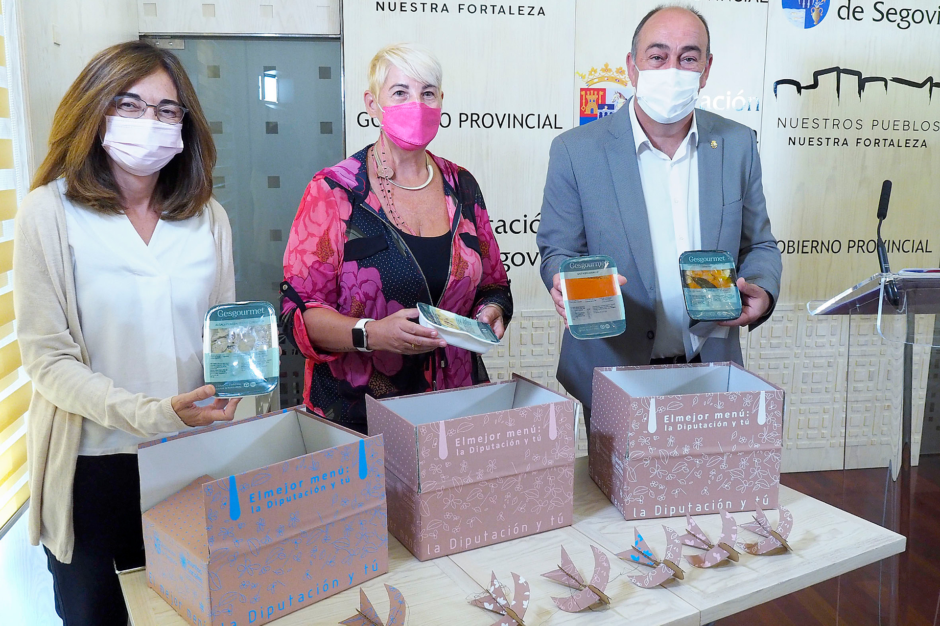 El presidente de la Diputación de Segovia, Miguel Ángel de Vicente, detalló ayer la iniciativa, junto con la directora del CSS La Fuencisla y una representante de la empresa adjudicataria. / KAMARERO