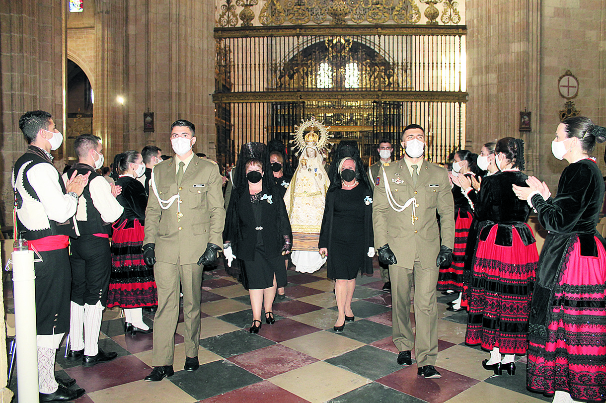 El grupo ‘Emperador Teodosio aplaude a la virgen a su entrada a la Capilla del Santisimo en la Catedral