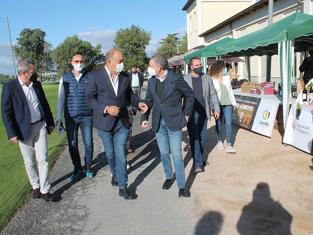 El presidente de la Diputacion Miguel Angel de Vicente conversa con el presidente de la FES Andres Ortega al recorrer los stands del recinto ferial