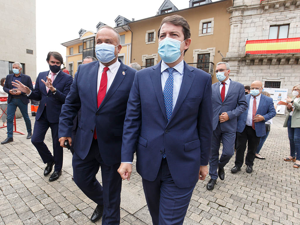 Mañueco pide "participación" para mejorar la Sanidad 1 El presidente de la Junta Alfonso Fernandez Manueco en El Bierzo