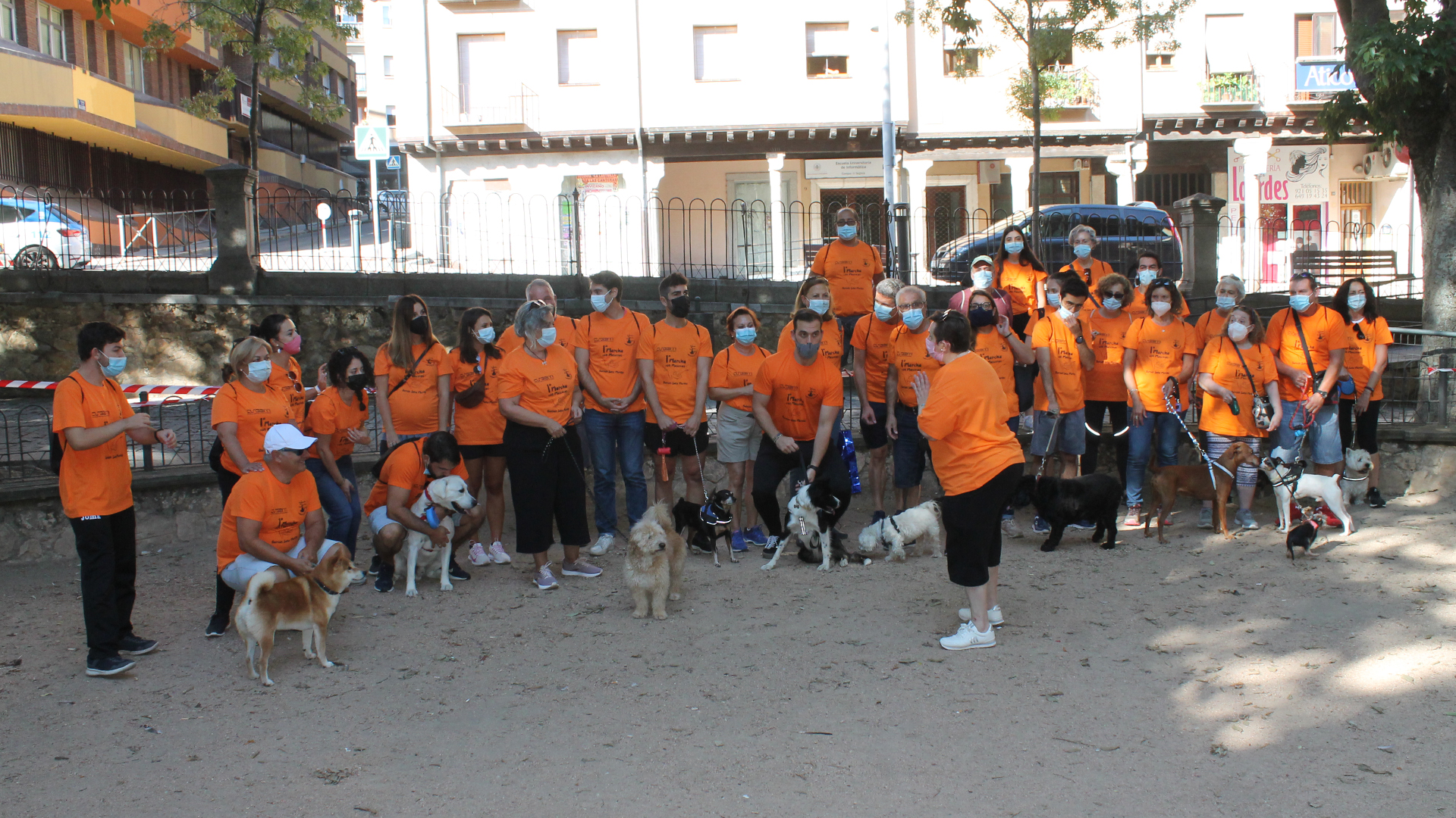 Esther Santos presidenta de la AAVV de Santa Eulalia se dirige a los participantes antes de iniciar la marcha