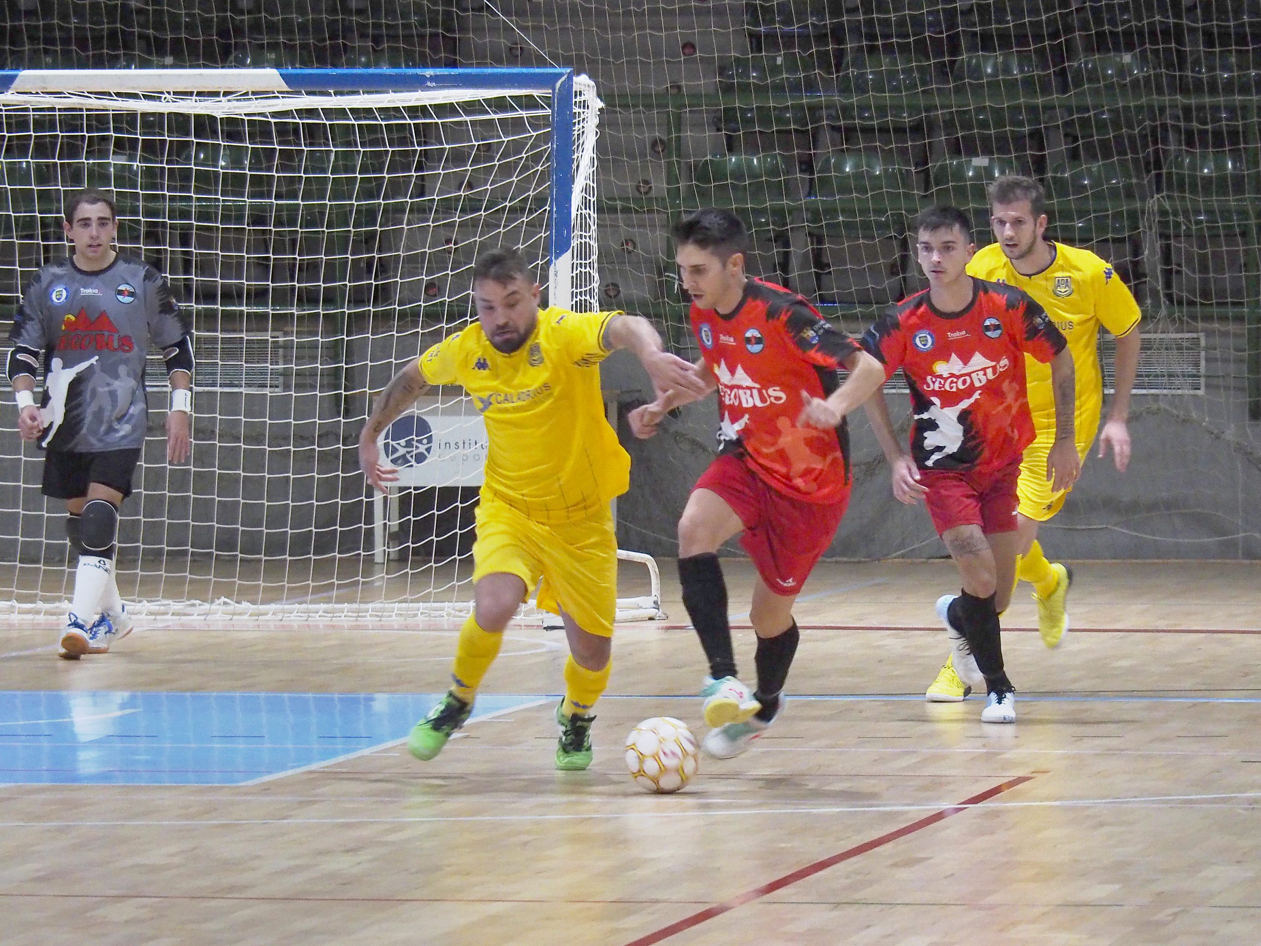 Una acción del partido entre el CD Segosala y el Alcorcón. / KAMARERO