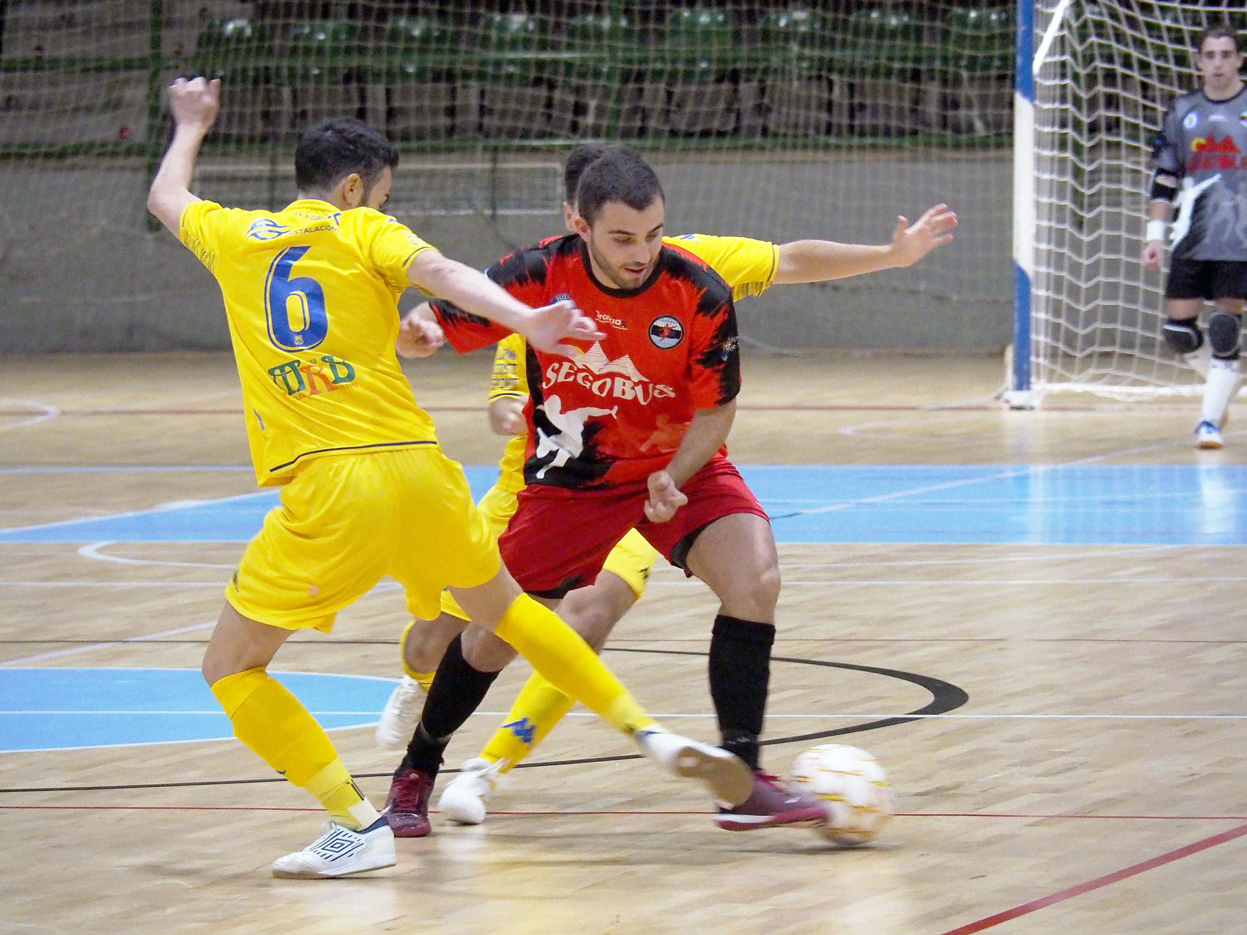 Álex Rincón se marcha de dos rivales del Alcorcón. / KAMARERO