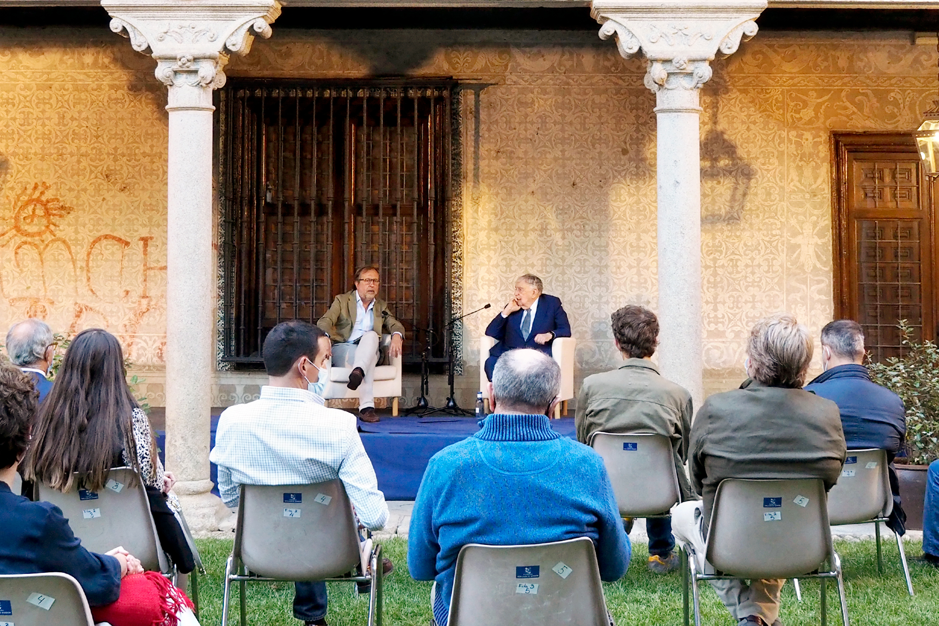 El director general de El Adelantado, Ángel González Pieras, y el periodista Luis María Ansón analizaron la situación de la prensa provincial. / KAMARERO