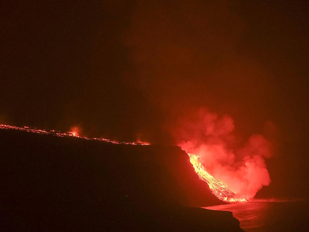 La lava llega al mar en una zona de acantilados en la costa de Tazacorte