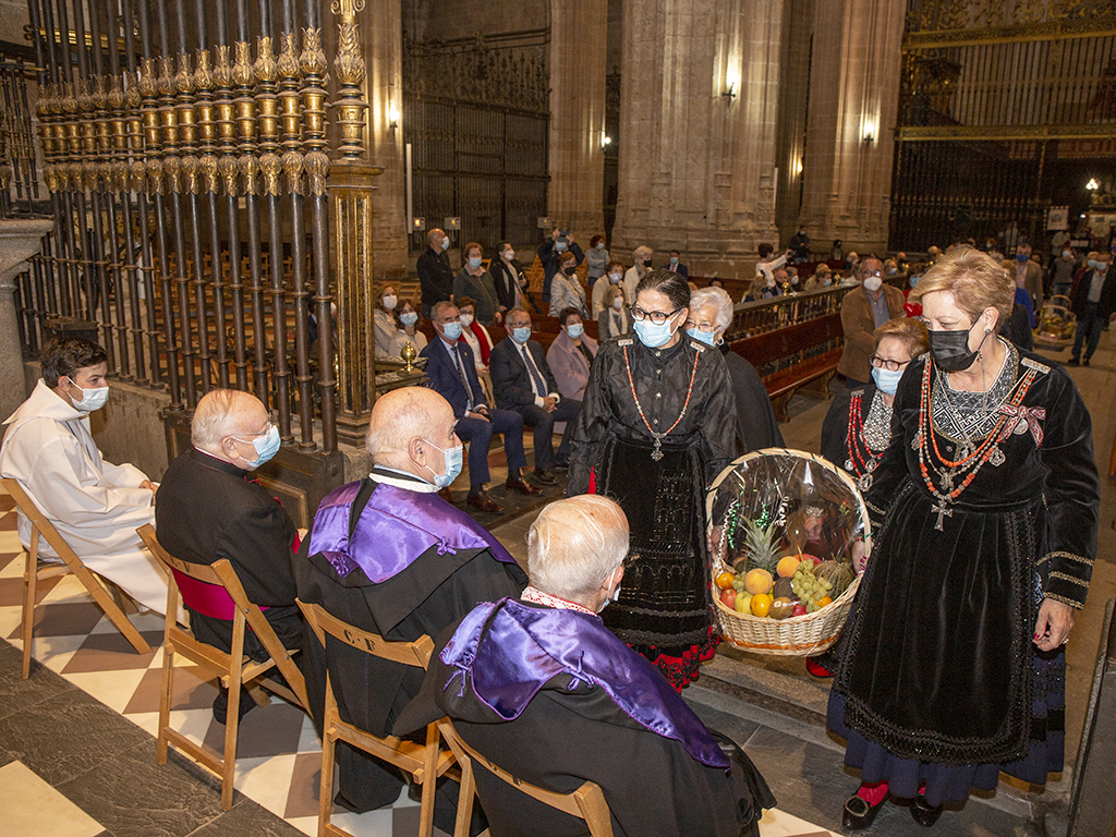 Los trajes regionales se dejaron ver en muchos de los grupos de la ofrenda