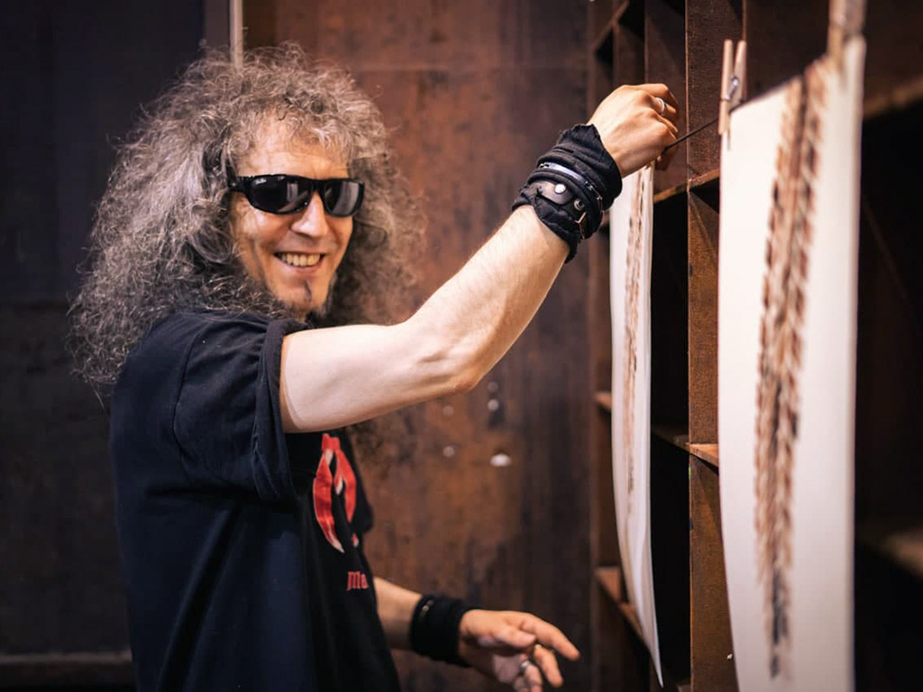 Miguel Angel Maroto instala una de sus estampaciones en el encuentro