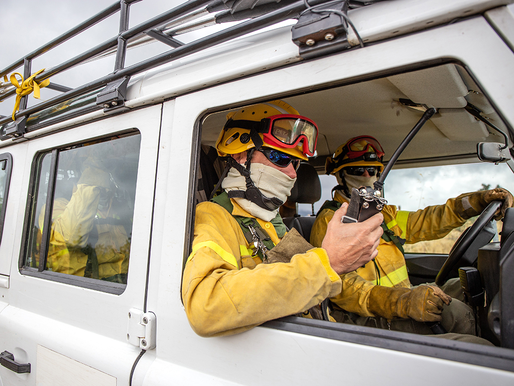 Un grupo recibe una comunicacion en uno de sus vehiculos