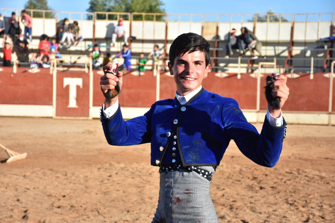 Curro Muñoz pasea dos orejas. / A.M.