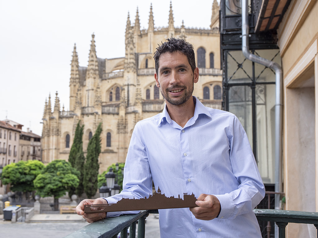 Javi Guerra, en el balcón del Ayuntamiento con la Catedral al fondo tras el homenaje./ NEREA LLORENTE