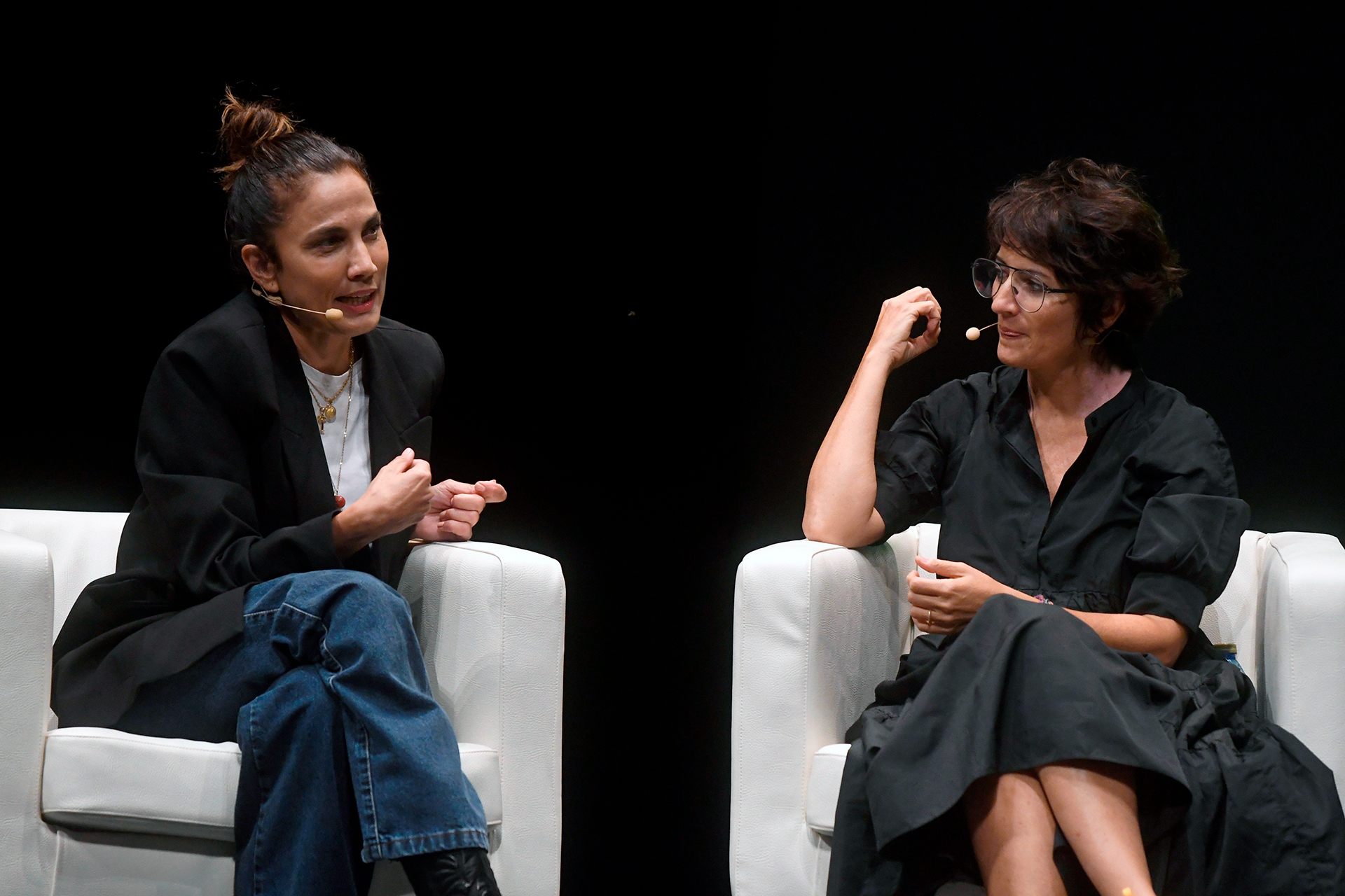 Las actrices Silvia Abril y Toni Acosta son las creadoras de uno de los podcasts más escuchados en España. / EFE