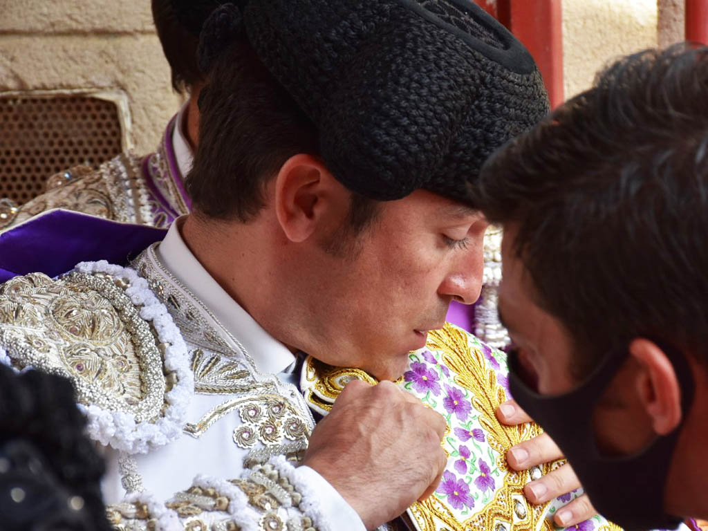 El diestro cuellarano Javier Herrero, liándose el capote de paseo. / A.M.