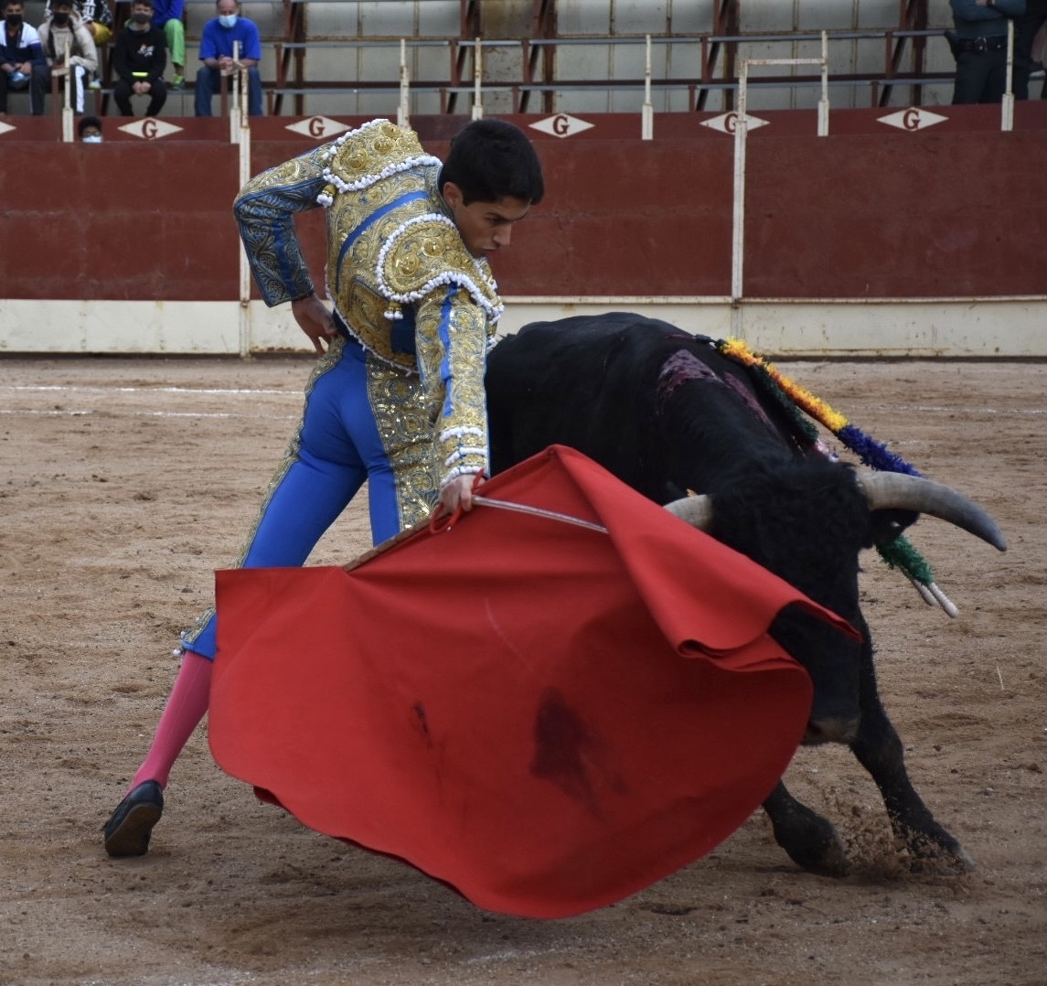 Derechazo de Jorge Molina. / A.M.