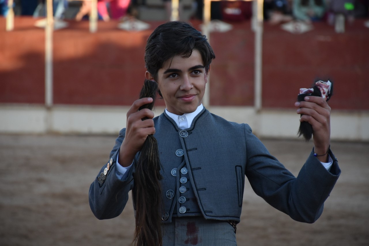 Manuel Román pasea dos orejas y rabo. / A.M.