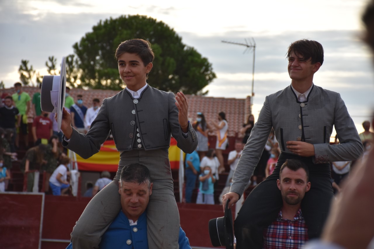 Manuel Román y Cristiano Torres salen en hombros de la plaza de Zarzuela del Pinar. / A.M.