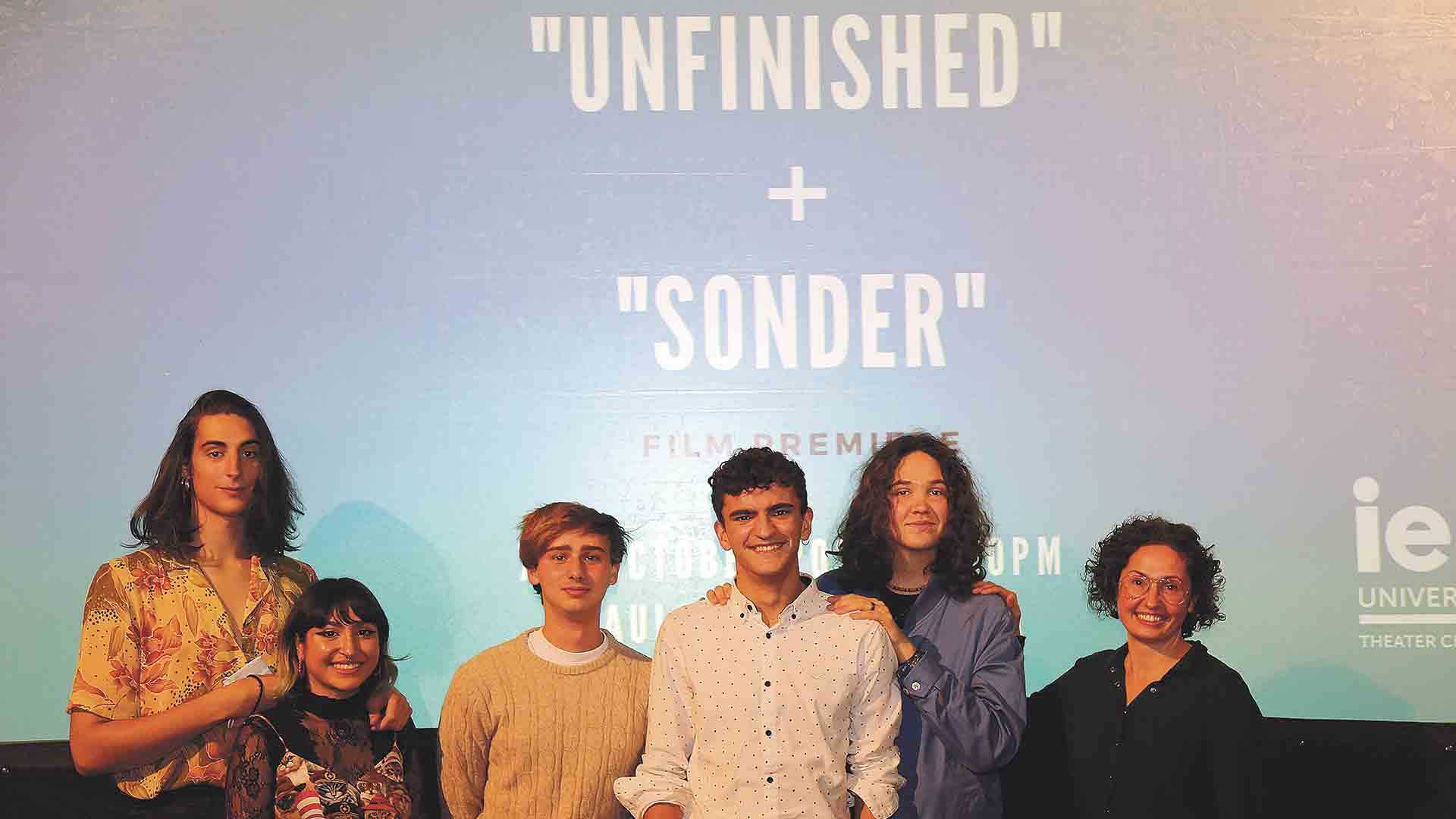 Varios integrantes del club de Teatro durante el estreno. / Lily Andrés