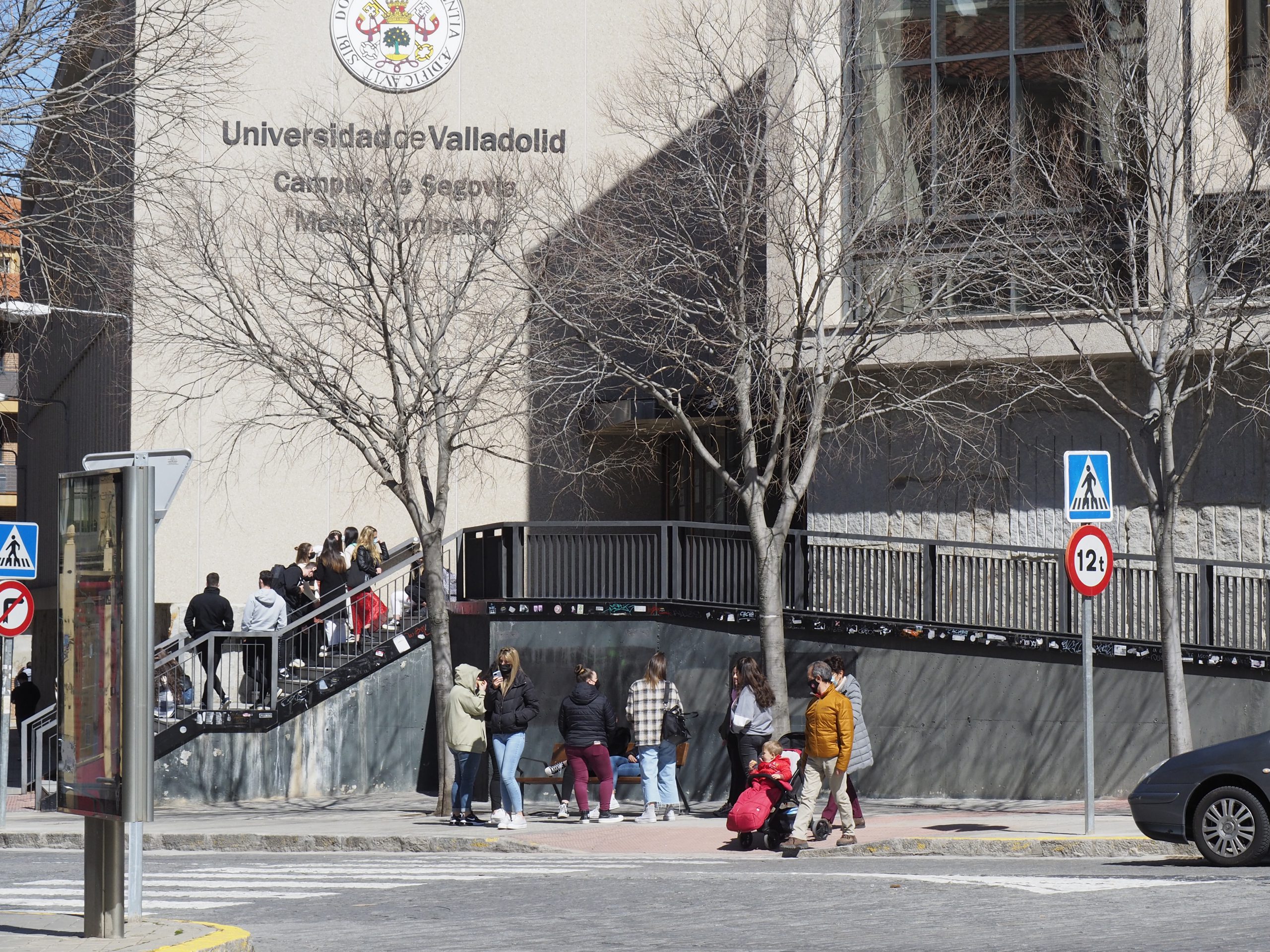 Un grupo de estudiantes frente a la entrada principal del campus segoviano de la Universidad de Valladolid. / KAMARERO