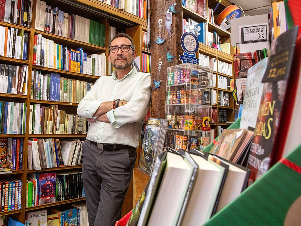 Pedro Pascual es el gerente de la librería ‘Punto y línea’ desde febrero de 2019. / NEREA LLORENTE