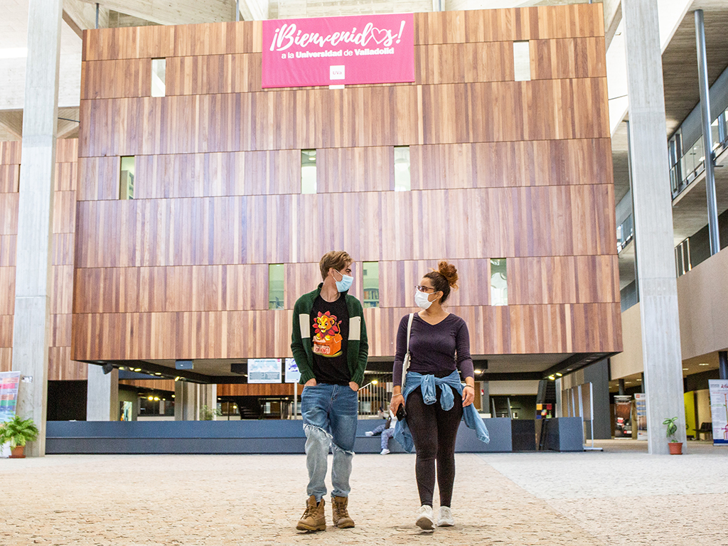 Los universitarios copan las viviendas arrendadas 1 Los estudiantes Emilio Borrayo y Ferdaous Ennakati en la UVa. / NEREA LLORENTE