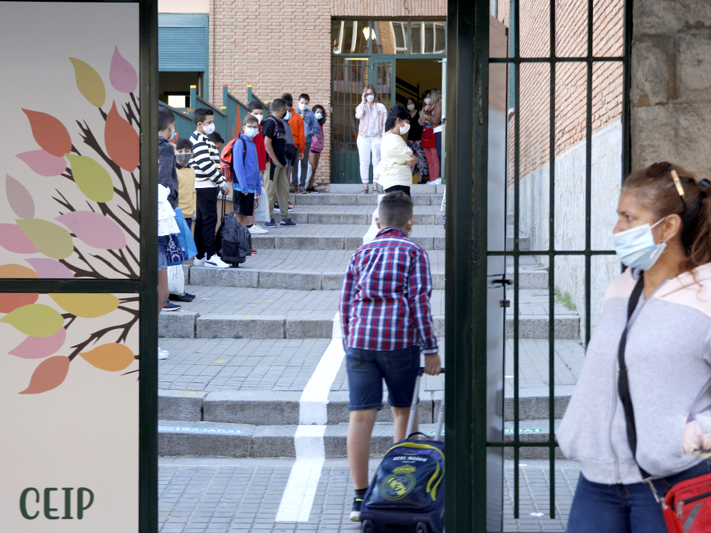 Escaleras de acceso a una de las dependencias del Colegio Martín Chico del barrio de San Lorenzo. / NEREA LLORENTE