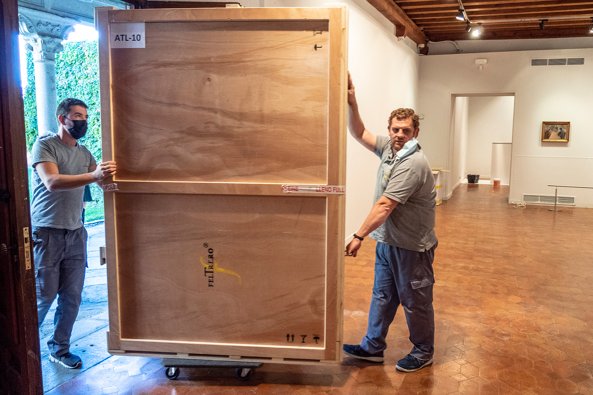 Unos operarios introducen en la sala el cuadro ‘El Cardenal’, de Igancio Zuloaga. / Kamarero