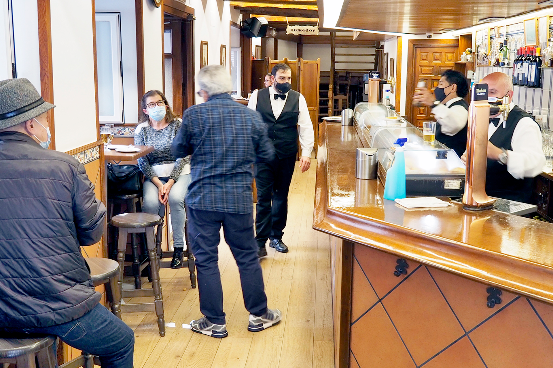 Bar El Sitio Abiertos Interior Coronavirus KAM4084