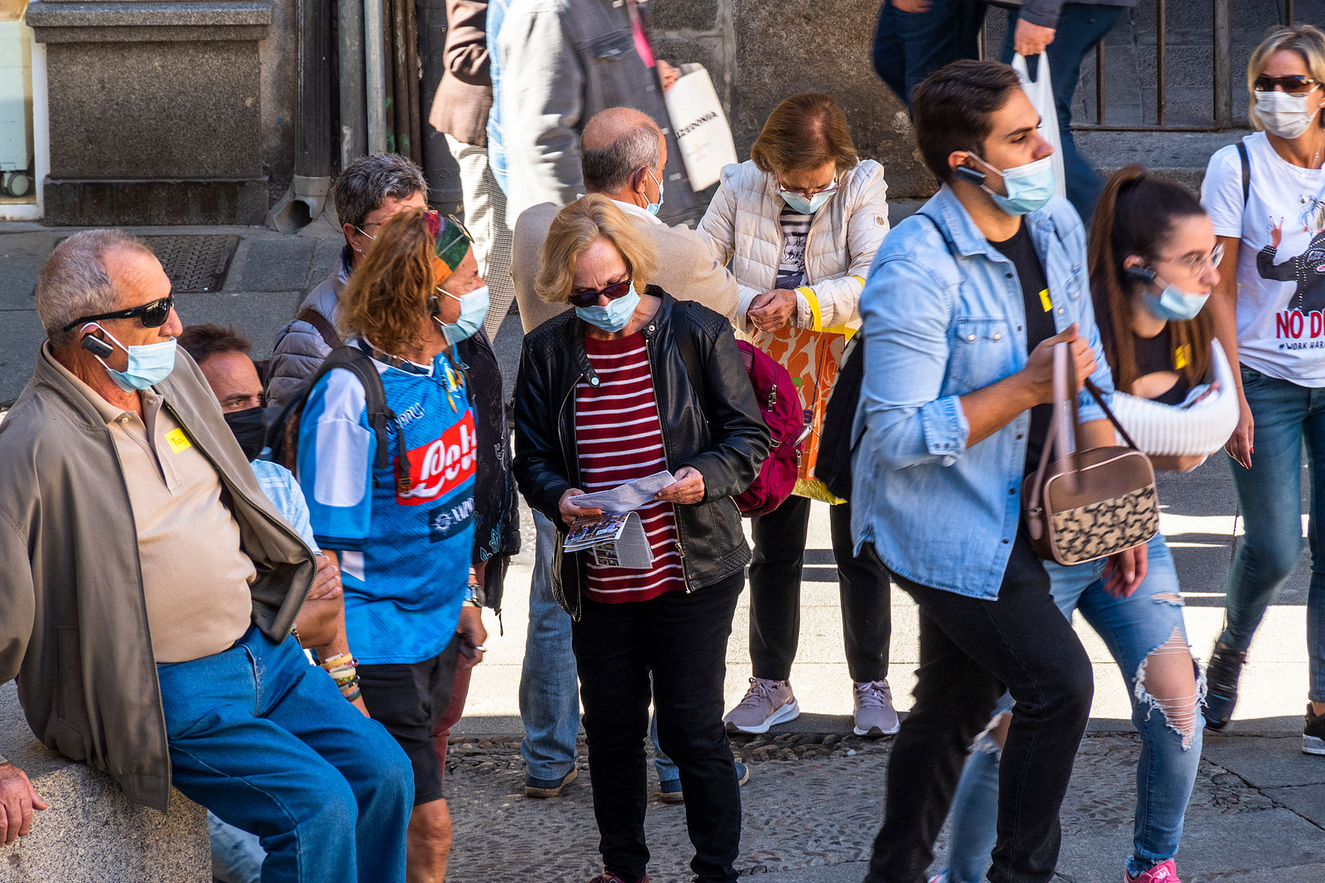 Calle Gente Mascarilla Coronavirus KAM3862