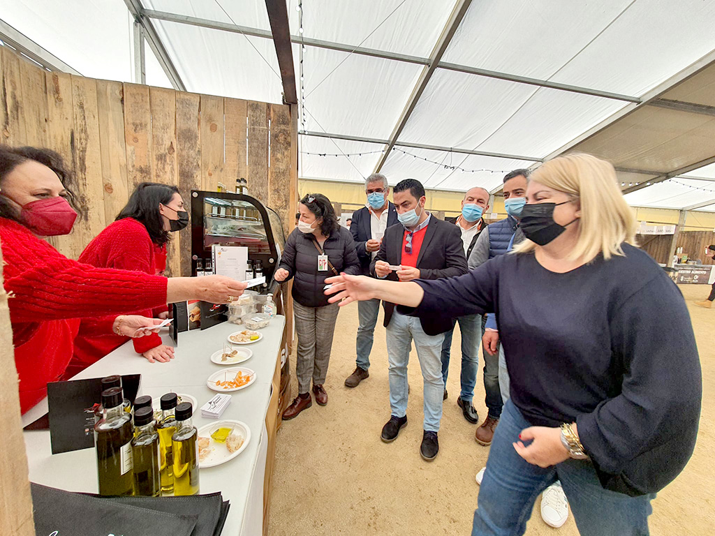El equipo de Gobierno visita los puestos instalados en la carpa que alberga la feria del comercio el espinar