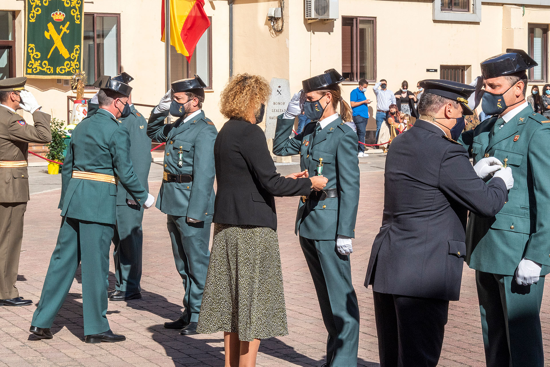 Imposición de condecoraciones por su trayectoria y labor a miembros del cuerpo y personal civil. / KAMARERO