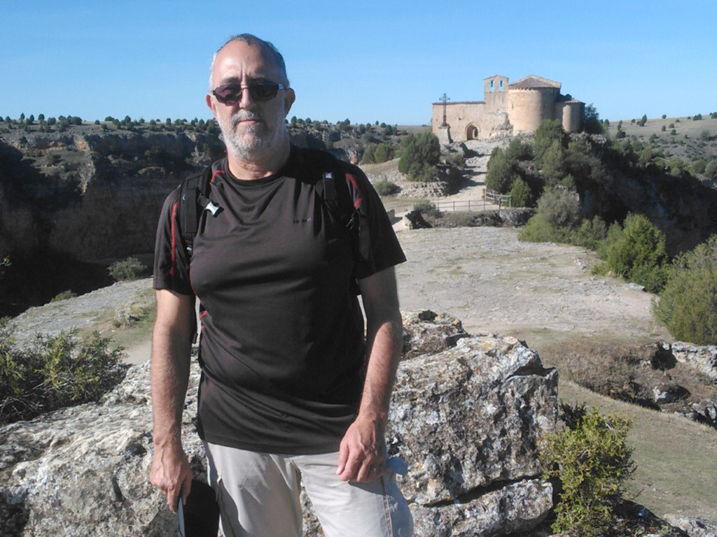 Jesus Hernandez posa ante la ermita de San Frutos