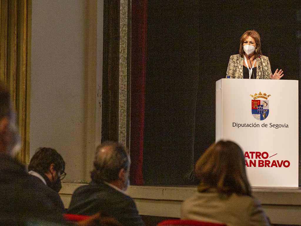 Los asistentes del Teatro Juan Bravo asisten a una de las ponencias