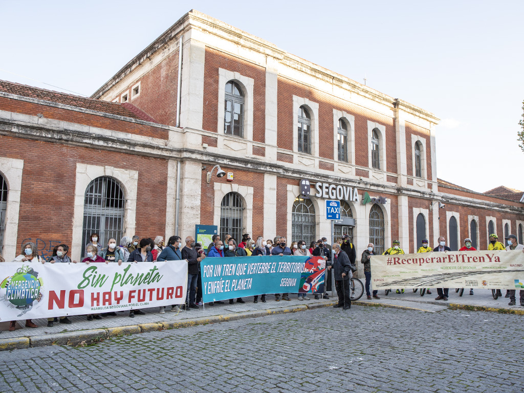 Los organizadores de la concentracion en la estacion de ferrocarril de Segovia