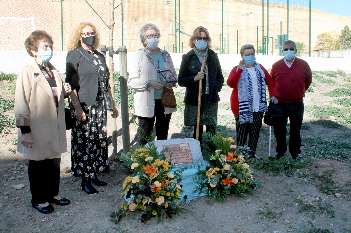 Los vecinos de la localidad abulense homenajeada posan junto a la placa en recuerdo a las victimas del Covid