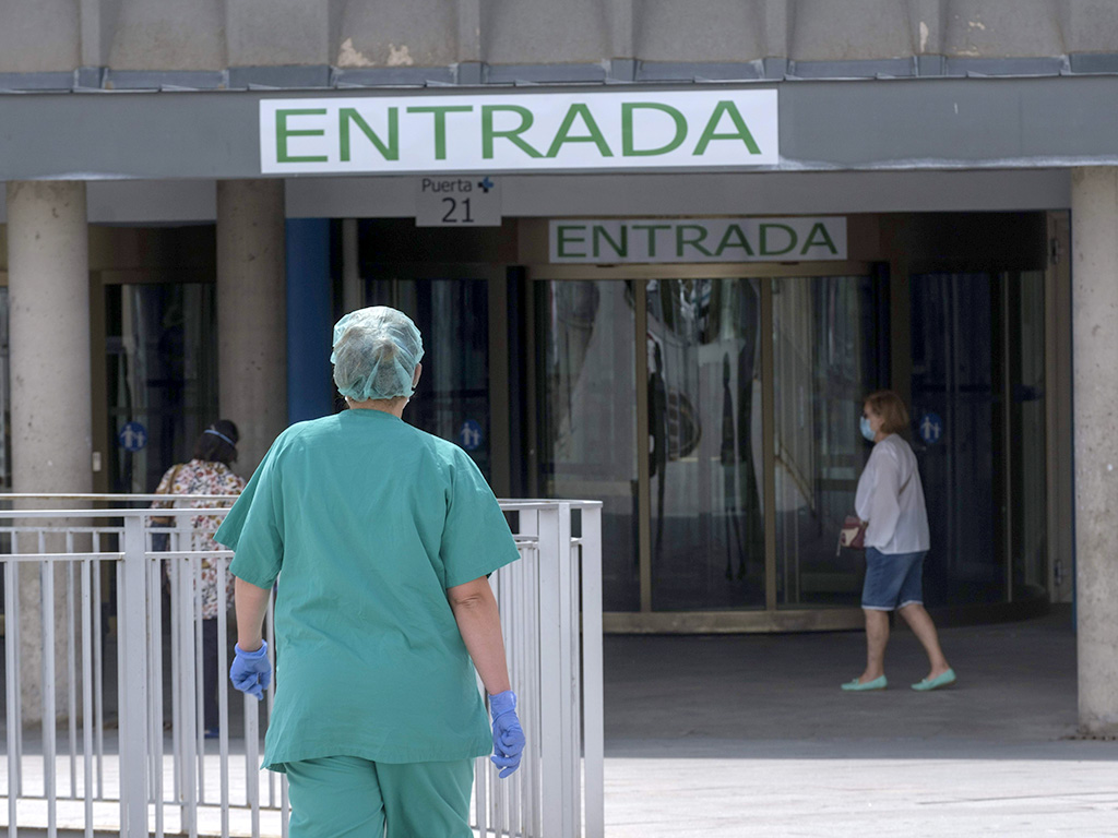 Personal sanitario en las inmediaciones del Hospital General