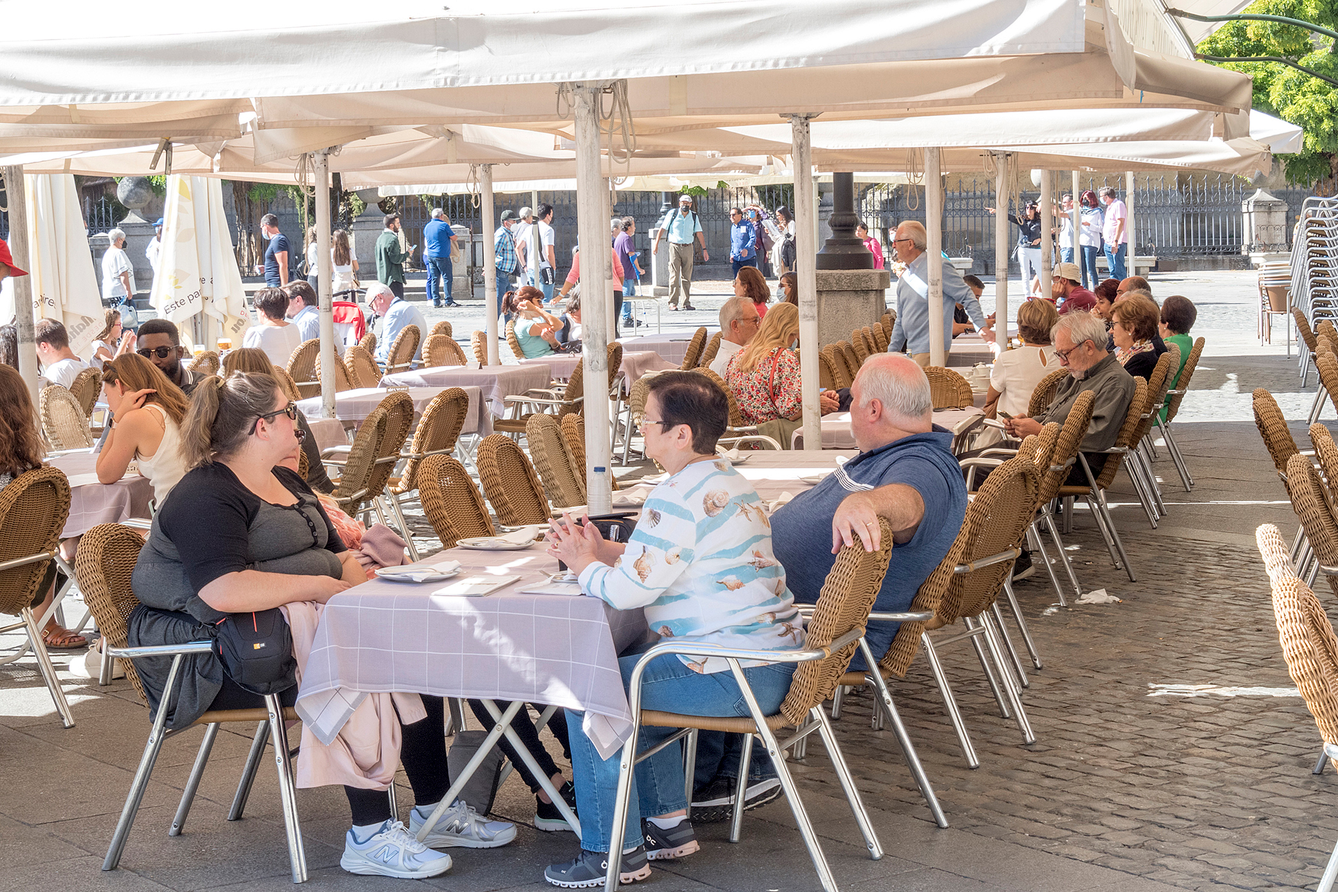 Terrazas Gente Mascarillas Coronavirus KAM2136