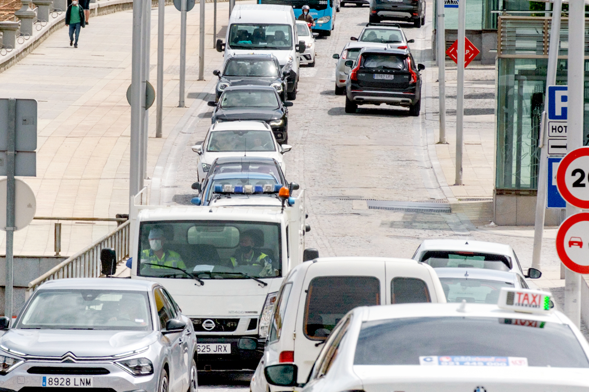 Turistas Avenida Padre Claret Atascos Coches KAM8569