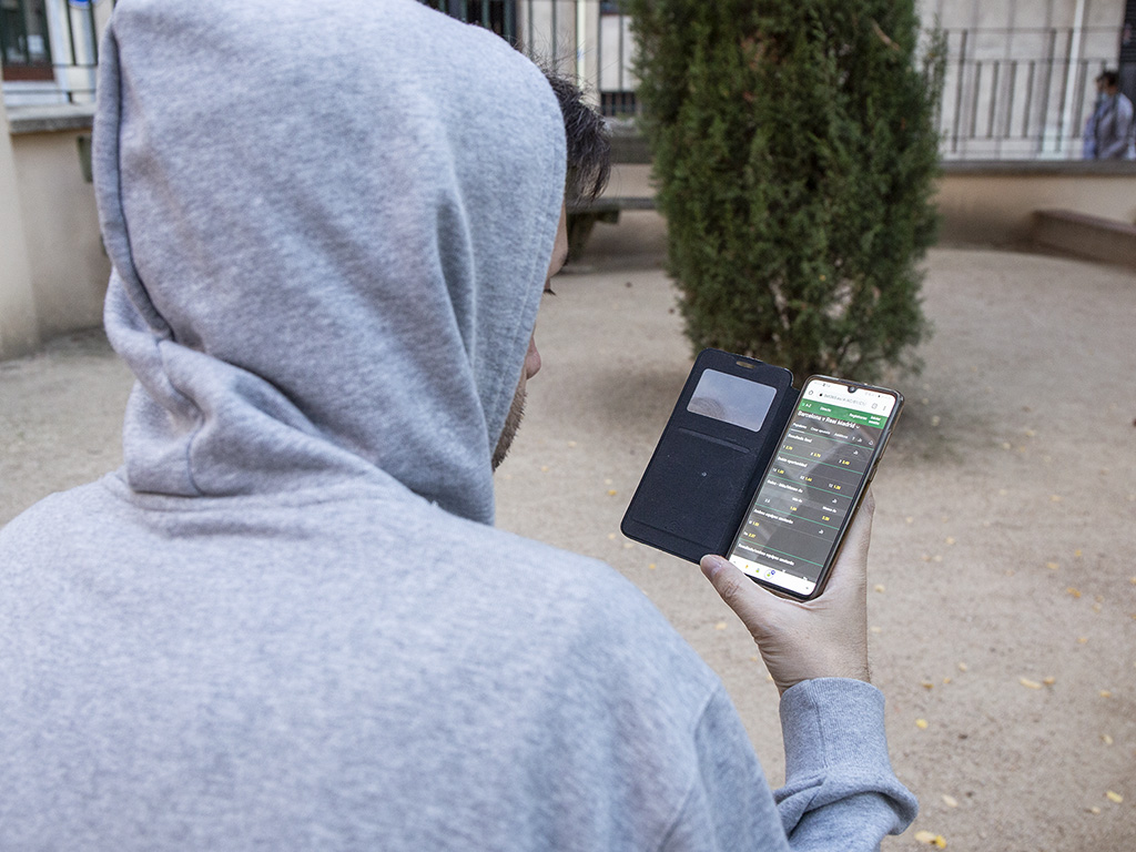 Un jugador segoviano consulta las cuotas de una evento deportivo en una casa de apuestas