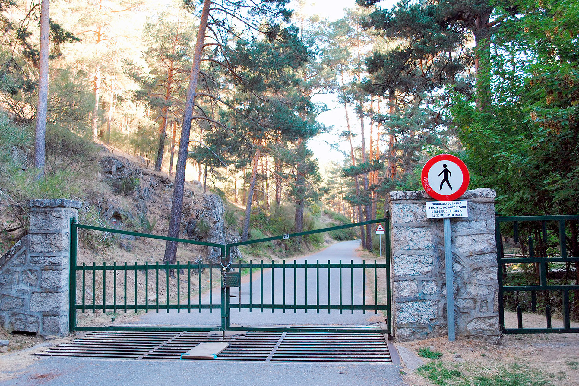 el espinar la garganta puerta acceso