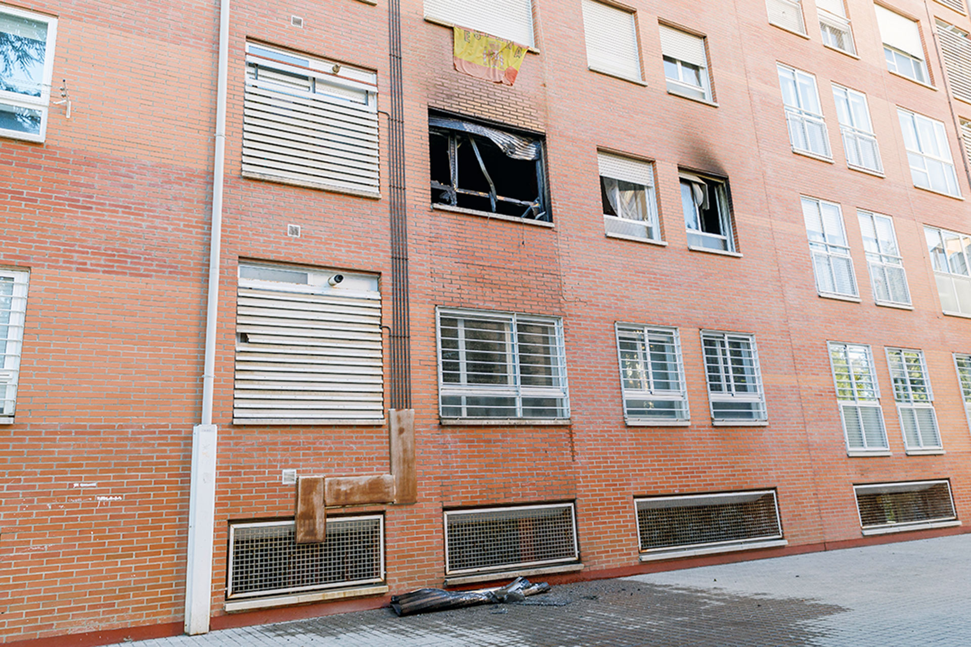 El incendio se produjo en un bloque de la calle El Parque, en La Albuera. / ICAL